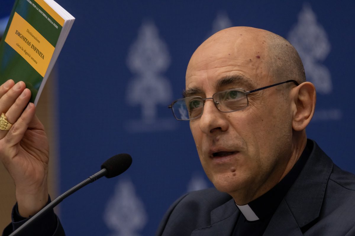 El cardenal Víctor Manuel Fernández, prefecto del Dicasterio para la Doctrina de la Fe, sostiene una copia de la declaración del dicasterio, "Dignitas Infinita" ("Dignidad Infinita") sobre la dignidad humana durante una rueda de prensa en la oficina de prensa del Vaticano el 8 de abril de 2024.